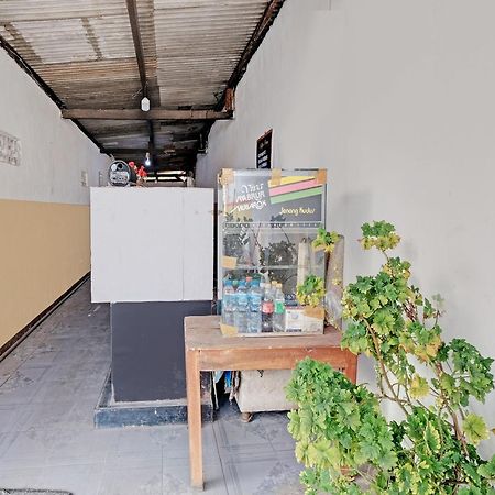 Spot On 92983 Hotel Ayu Semarang Exterior foto