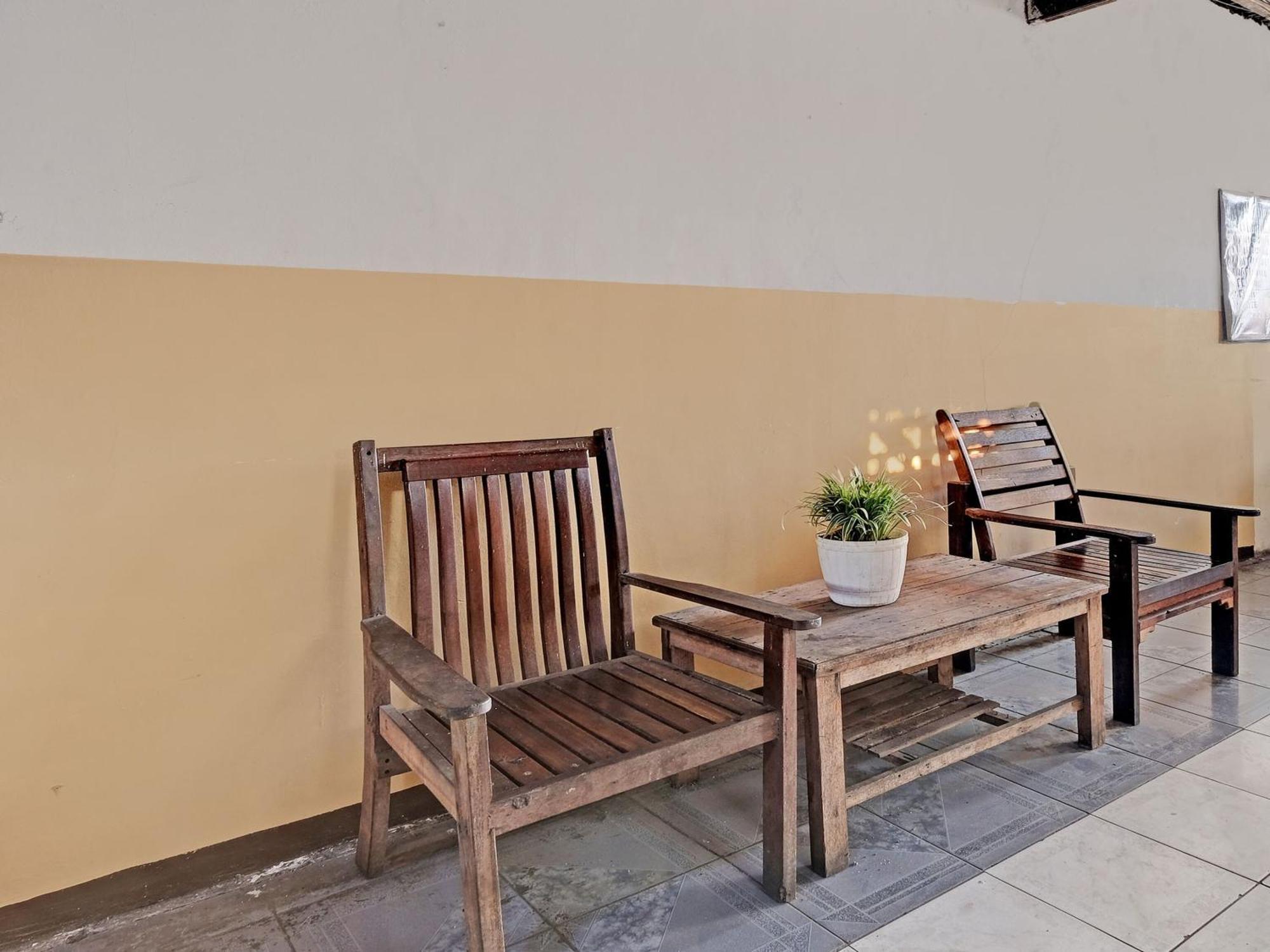 Spot On 92983 Hotel Ayu Semarang Exterior foto